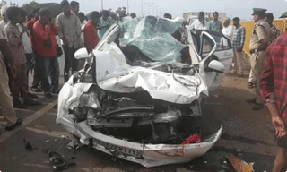 కృష్ణమ్మ పరవళ్లు.. సంబరాల్లో ఇరు రాష్ట్రాల నేతలు..