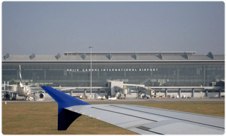 స్విమ్మింగ్ పూల్లో 5,880 బంగారు కడ్డీలు..