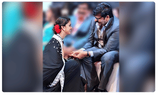 ఇద్దరూ.. పక్కపక్కనే.. ఆవేశంగా..!