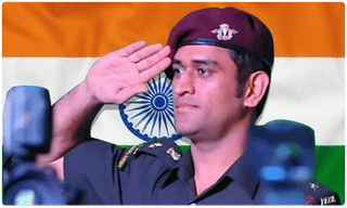 మ్యాచ్‌ చూడ్డానికి వచ్చి కేక్‌ తినిపించారు!