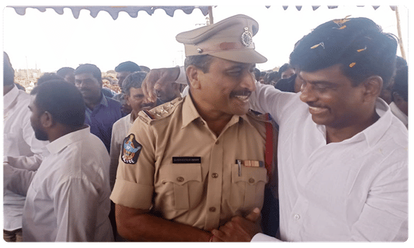 రేయ్ రారా.. కూర్చో నా పక్కన: సీఐకి గోరంట్ల మాధవ్ పిలుపు