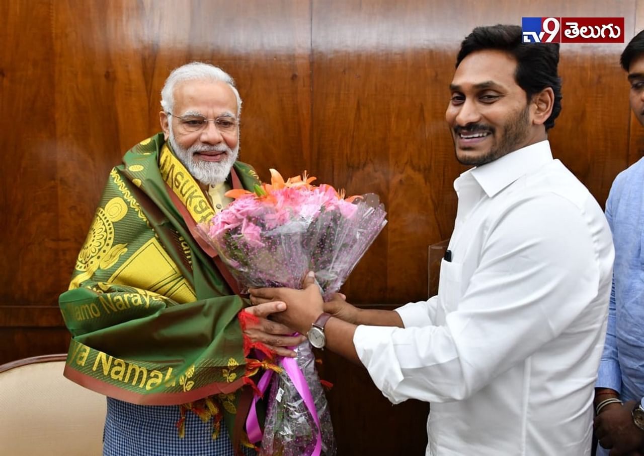 పార్లమెంట్ లో మోడీ ని కలిసిన ఏపీ సీఎం జగన్  ఫొటోస్