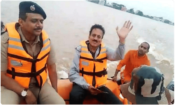 ముంపు గ్రామానికి నీటిలో ఈదుతూ... సెల్ఫీ మంత్రి డ్యామేజీ కంట్రోల్ !