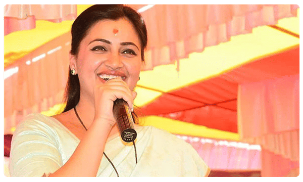 హీరోయిన్ తెలుగు స్పీచ్.. దద్దరిల్లిన లోక్సభ