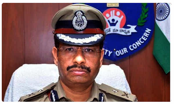క్యూనెట్ కేసులో సినీ హీరోలకు నోటీసులు