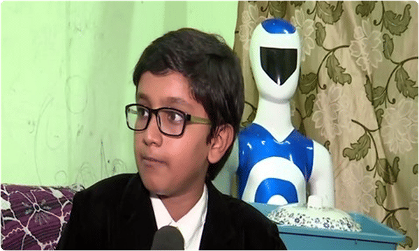 ఈ కుర్రాడు మామూలోడు కాదు.. ఏకంగా రోబోనే తయారు చేశాడు