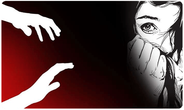 కీచక లెక్చరర్కి దేహశుద్ధి..