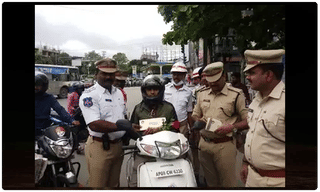 డ్రైనేజీ వాటర్‌తో కొత్తిమీరను కడుగుతున్న వ్యాపారస్తులు