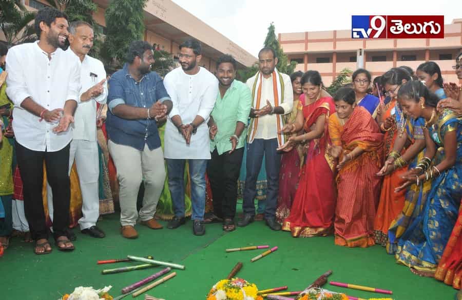 బతుకమ్మ సంబరాలు మొదలయ్యాయోచ్..
