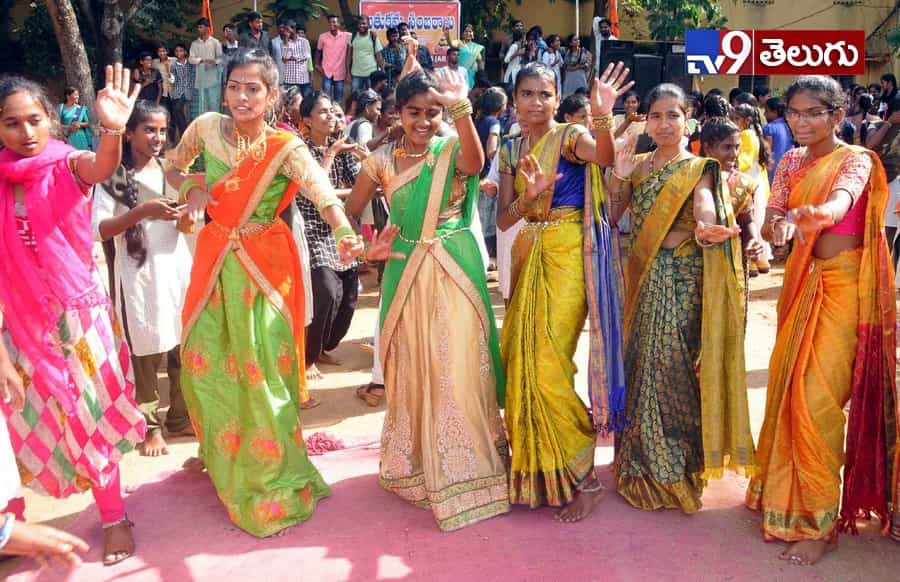 బతుకమ్మ సంబరాలు మొదలయ్యాయోచ్..