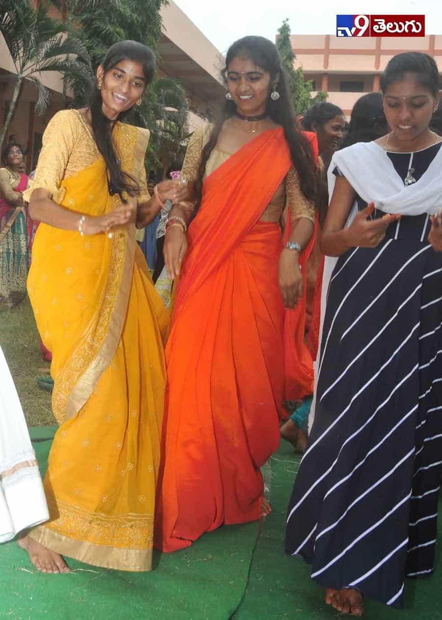 బతుకమ్మ సంబరాలు మొదలయ్యాయోచ్..