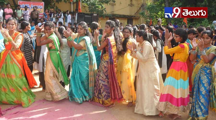 బతుకమ్మ సంబరాలు మొదలయ్యాయోచ్..