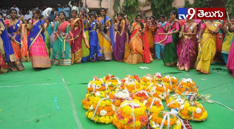 బతుకమ్మ సంబరాలు మొదలయ్యాయోచ్..