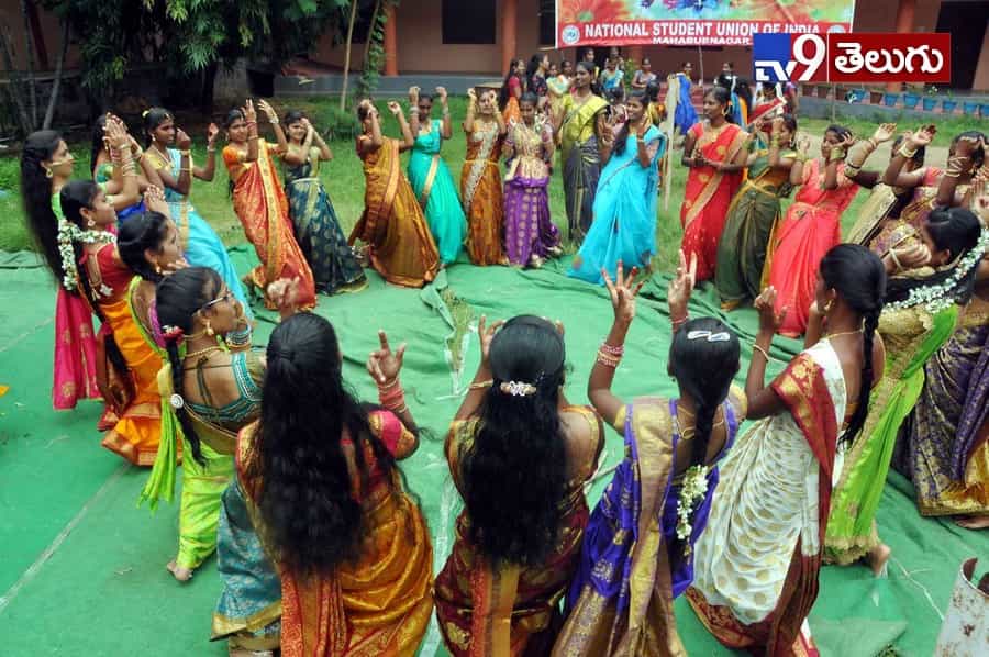 బతుకమ్మ సంబరాలు మొదలయ్యాయోచ్..