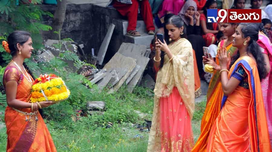 బతుకమ్మ సంబరాలు మొదలయ్యాయోచ్..