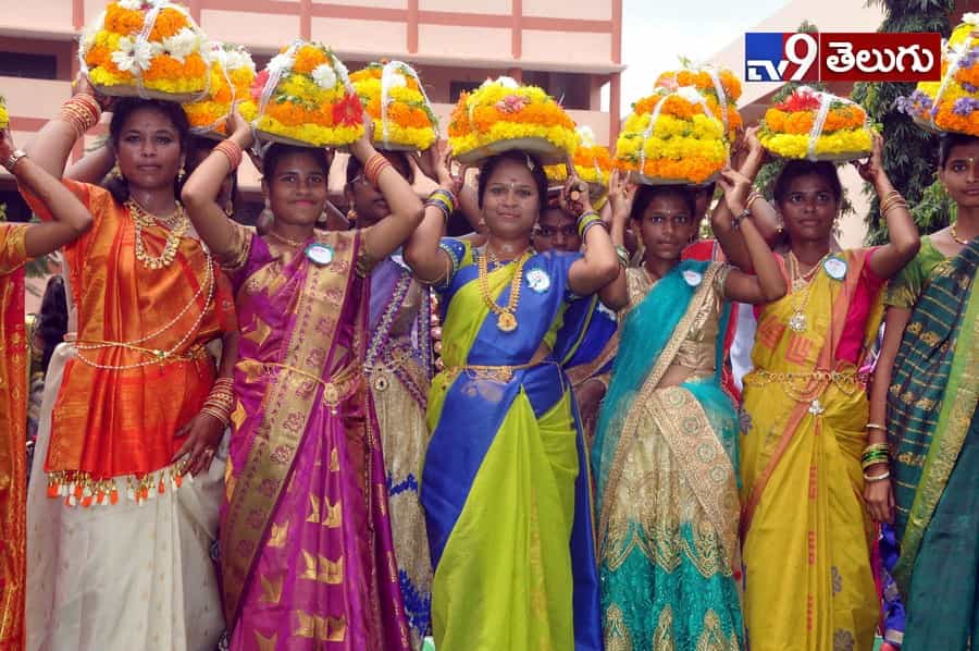 బతుకమ్మ సంబరాలు మొదలయ్యాయోచ్..