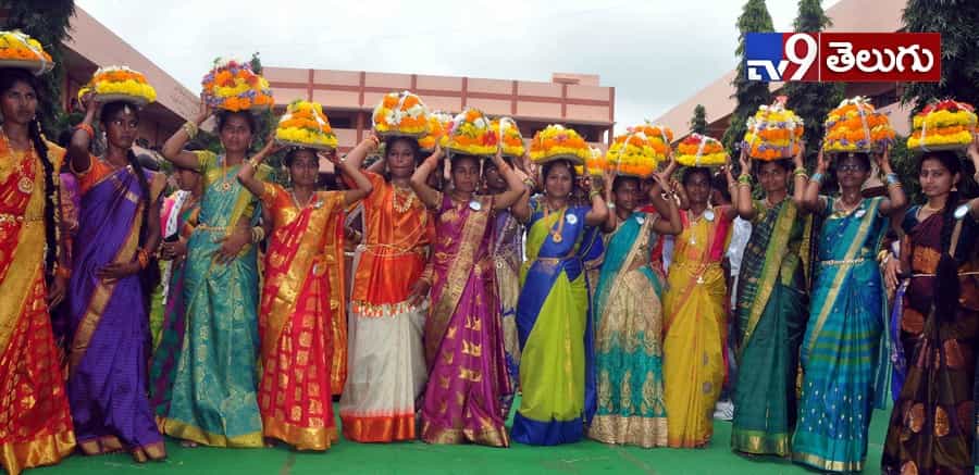 బతుకమ్మ సంబరాలు మొదలయ్యాయోచ్..