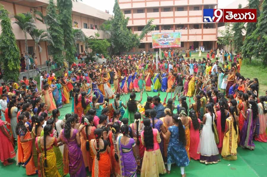 బతుకమ్మ సంబరాలు మొదలయ్యాయోచ్..