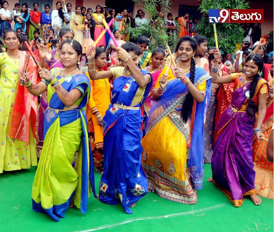 బతుకమ్మ సంబరాలు మొదలయ్యాయోచ్..