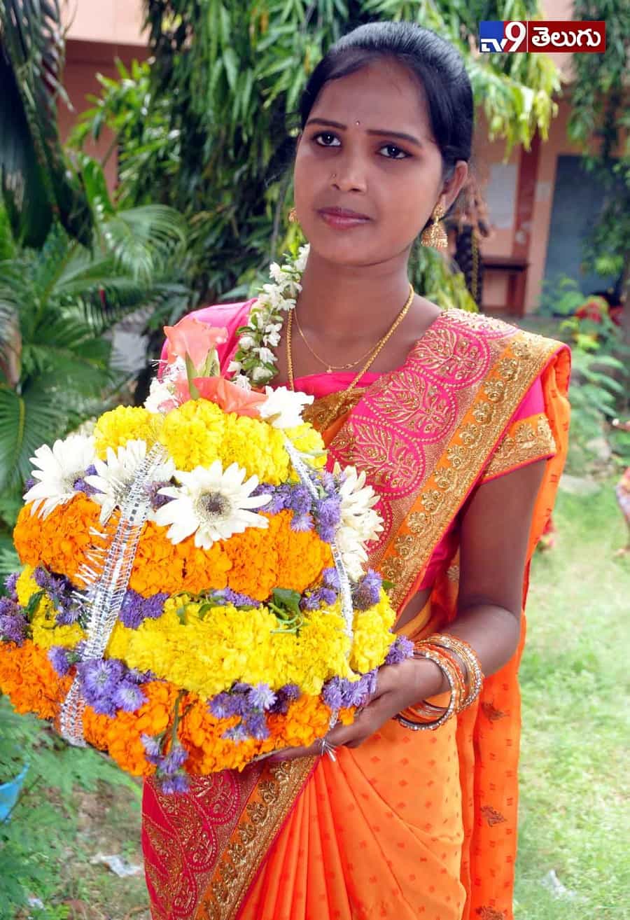 బతుకమ్మ సంబరాలు మొదలయ్యాయోచ్..