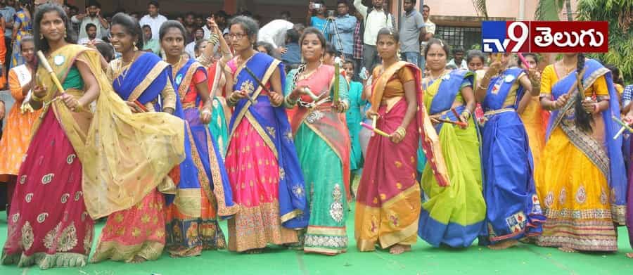 బతుకమ్మ సంబరాలు మొదలయ్యాయోచ్..