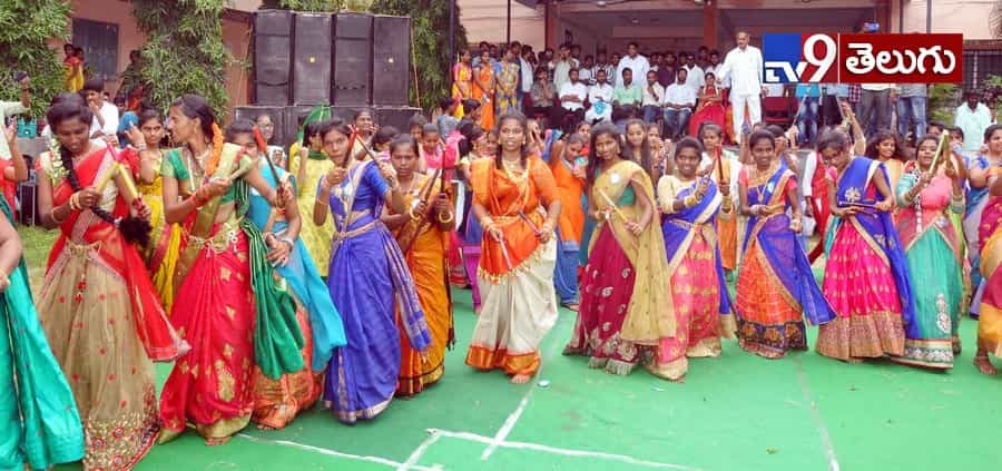 బతుకమ్మ సంబరాలు మొదలయ్యాయోచ్..