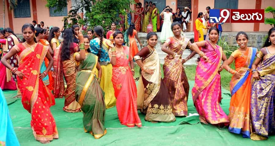 బతుకమ్మ సంబరాలు మొదలయ్యాయోచ్..