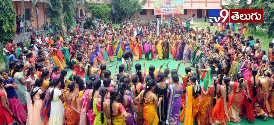 బతుకమ్మ సంబరాలు మొదలయ్యాయోచ్..