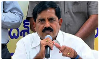 మొన్న ఈటల.. నిన్న రసమయి..