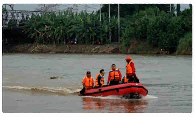 విషాదం: పడవ బోల్తా.. 50 మంది గల్లంతు..!