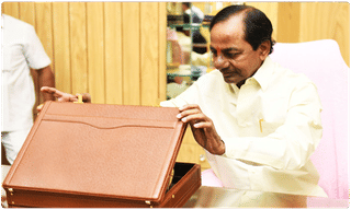 మొన్న ఈటెల.. నేడు నాయిని.. అసలేం జరుగుతోంది..?