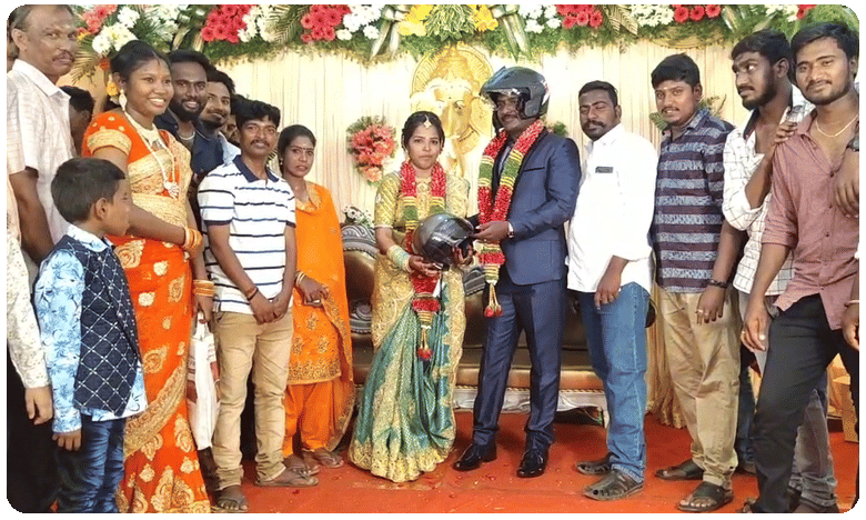 పెళ్లి కూతురు, పెళ్లికొడుకులకు గిఫ్ట్గా హెల్మట్..!