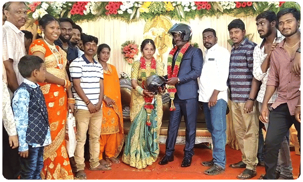 పెళ్లి కూతురు, పెళ్లికొడుకులకు గిఫ్ట్గా హెల్మట్..!