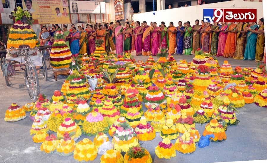 బతుకమ్మ సంబరాలు మొదలయ్యాయోచ్..