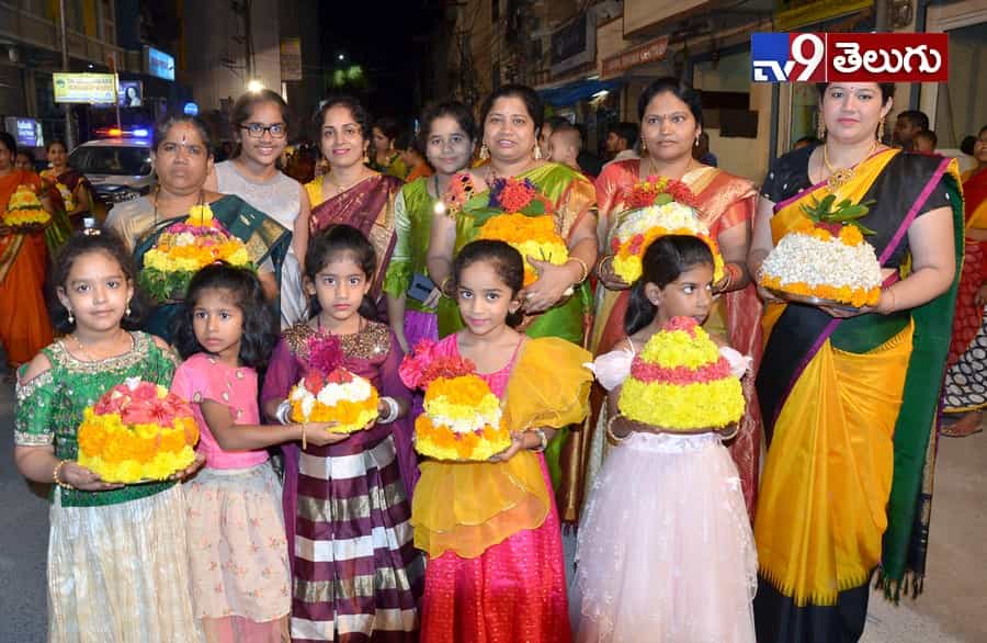 బతుకమ్మ సంబరాలు మొదలయ్యాయోచ్..