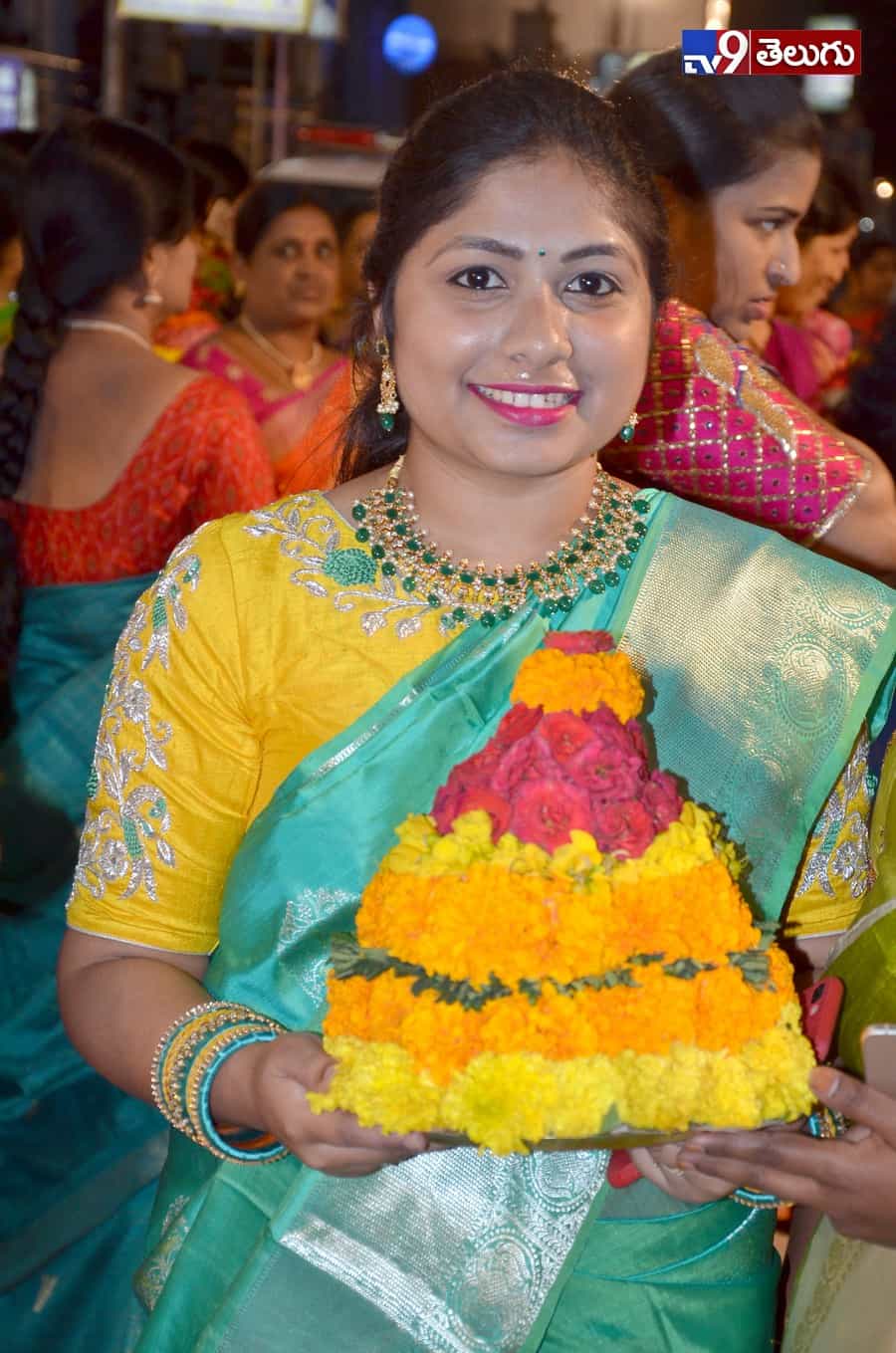బతుకమ్మ సంబరాలు మొదలయ్యాయోచ్..
