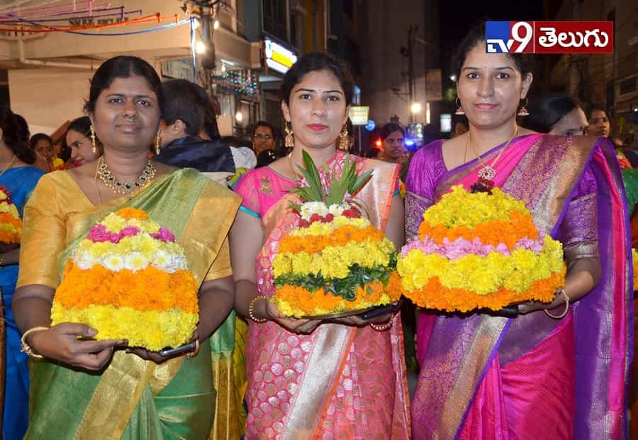 బతుకమ్మ సంబరాలు మొదలయ్యాయోచ్..