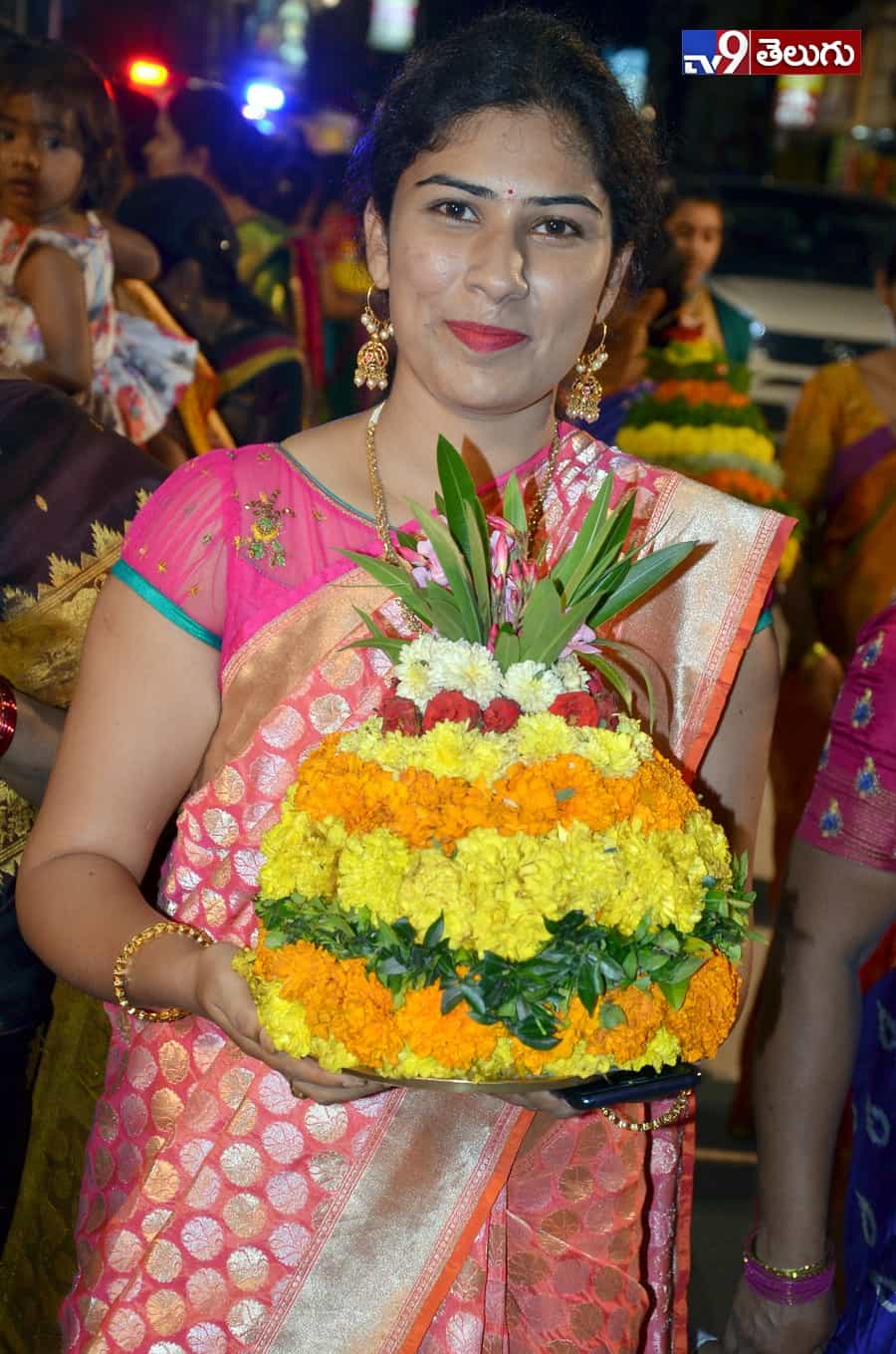 బతుకమ్మ సంబరాలు మొదలయ్యాయోచ్..