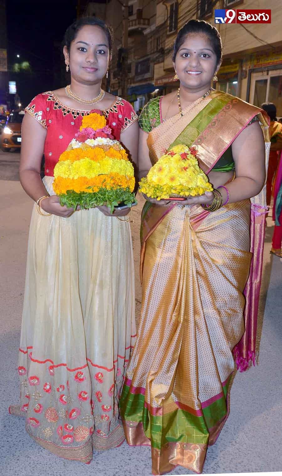 బతుకమ్మ సంబరాలు మొదలయ్యాయోచ్..