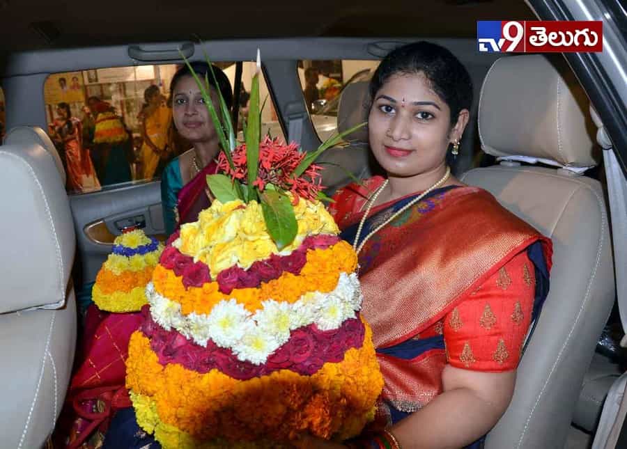బతుకమ్మ సంబరాలు మొదలయ్యాయోచ్..