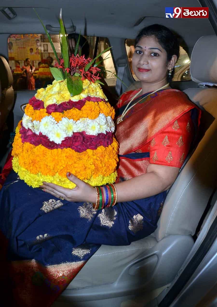 బతుకమ్మ సంబరాలు మొదలయ్యాయోచ్..