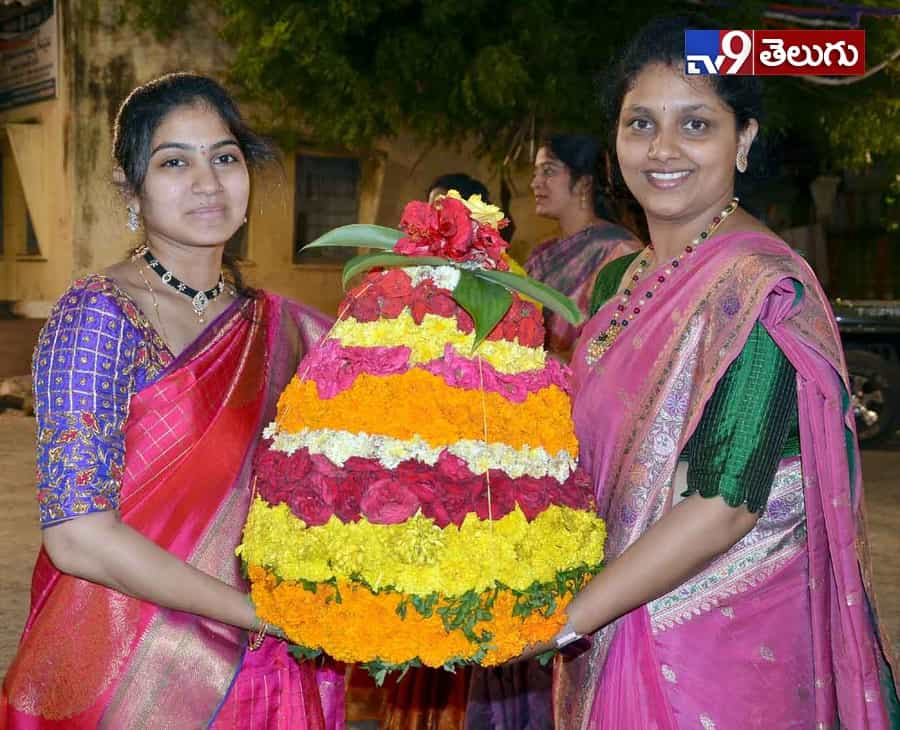 బతుకమ్మ సంబరాలు మొదలయ్యాయోచ్..