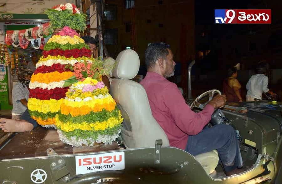బతుకమ్మ సంబరాలు మొదలయ్యాయోచ్..