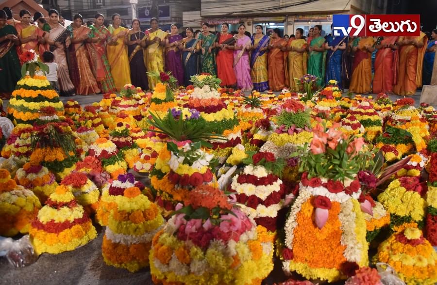 కూకట్‌పల్లిలో వైభవంగా ప్రారంభమైన  బతుకమ్మ సంబరాలు