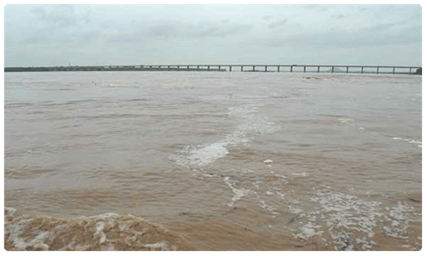 ఉగ్రరూపం దాల్చిన గోదారమ్మ.. ధవళేశ్వరానికి రెండవ ప్రమాద హెచ్చరిక..