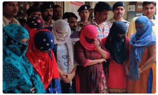 ఒక్కన్ని చేసి.. ఐదుగురు కల్సి… నడి రోడ్డుపై దారుణం