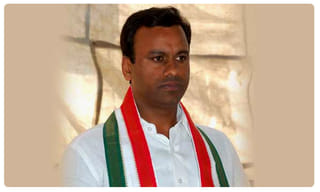 బీజేపీ ఎంపీని కలిసిన టీఆర్ఎస్ ఎమ్మెల్యే.. అసలేం జరుగుతోంది..?