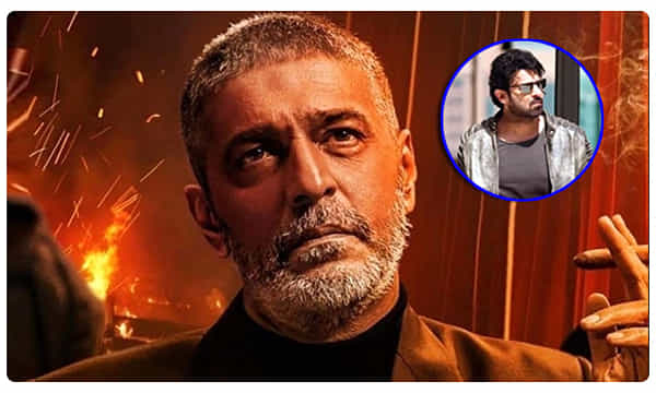 ప్రభాస్పై అభిమానం.. విలన్పై చెప్పుతో కోపం!