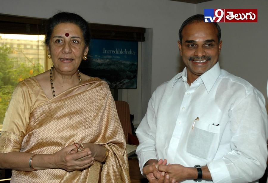 The Chief Minister of Andhra Pradesh, Dr. Y.S. Rajasekhara Reddy meeting with the Union Minister for Tourism and Culture, Smt. Ambika Soni, in New Delhi on November 03, 2006.