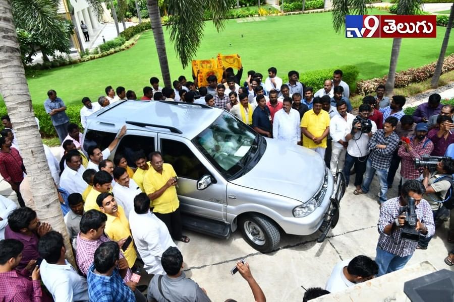 చంద్రబాబు ఇంటి వద్ద హైటెన్షన్..